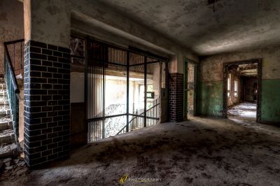 Ein Zimmer mit einer Ziegelwand und einer Tür