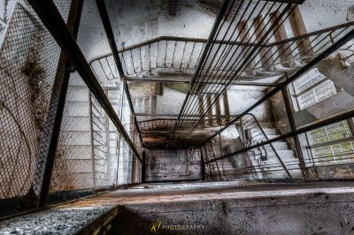 Ein sehr alt aussehendes Zimmer mit vielen Fenstern