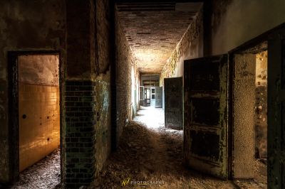 Ein langer Flur mit einem Haufen Türen