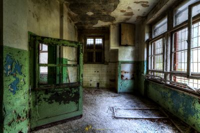 Ein Zimmer mit einer kaputten Tür und einem Fenster