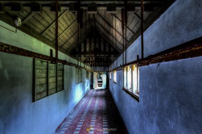 Einen langen Flur mit rotem Fliesenboden