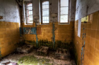 Ein Zimmer mit einer kaputten Toilette und einem kaputten Fenster