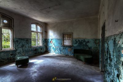 Ein Zimmer mit einer Couch und einem Fenster