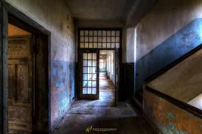 Ein alter Flur mit einer Tür und einem Fenster