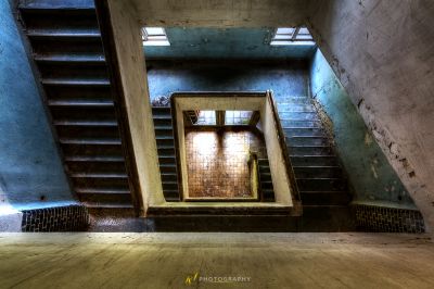 Ein Zimmer mit einer Treppe und einem Fenster