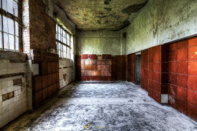 Ein Zimmer mit einem Haufen roter Schränke