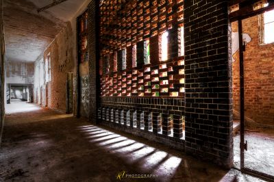 Ein Zimmer mit einer Ziegelwand und einem Fenster
