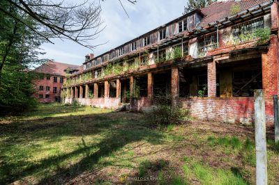 Ein altes Gebäude mit vielen Fenstern