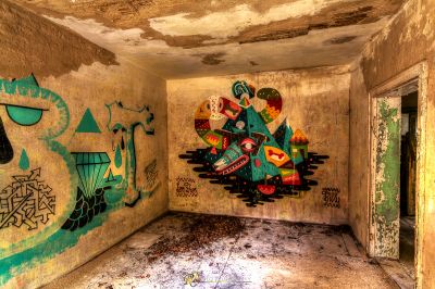 Ein Raum mit Graffiti an den Wänden und einer Tür