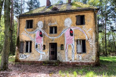 Ein paar Leute gemalt auf einem Gebäude