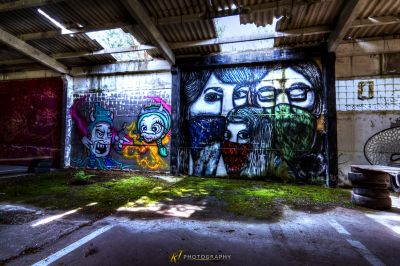 Ein Graffiti überdachter Raum mit viel Graffiti an den Wänden