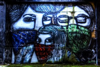 Ein Graffiti Gemälde von zwei Frauen mit einem roten Herzen