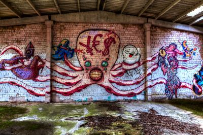 Eine Graffiti überdachte Wand