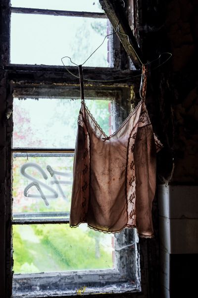Ein schmutziges Hemd, das an einer Wäscheleine hängt