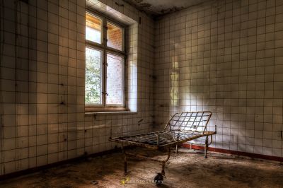 Ein Stuhl in einem Zimmer mit Fenster