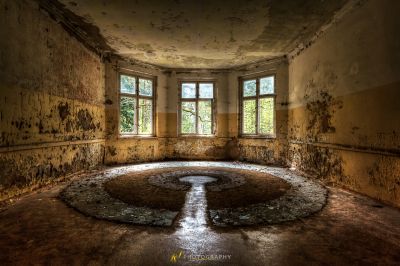 Ein Raum mit viel Farbe an den Wänden