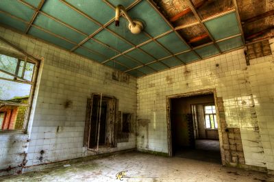 Ein Zimmer mit Deckenventilator und Fenster