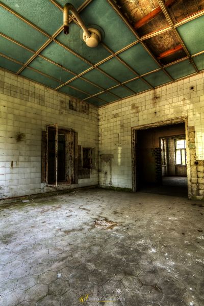 Ein Zimmer mit Deckenventilator und Deckenventilator