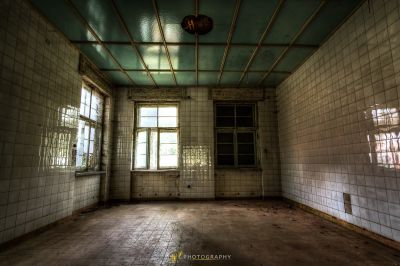 Ein Zimmer mit Deckenventilator und Fenster