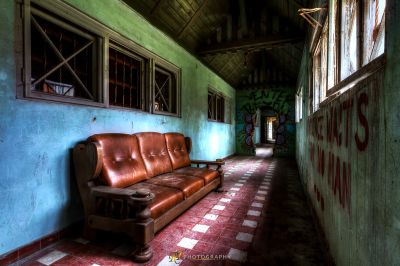 Eine Couch in einem Raum mit Graffiti an den Wänden