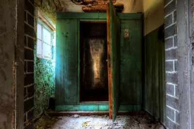 Eine grüne Tür in einem alten Gebäude