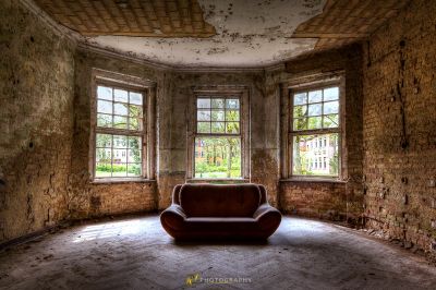 Eine Couch in einem Zimmer mit Fenster