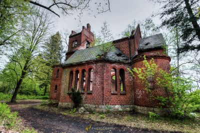 Ein sehr altes Haus im Wald