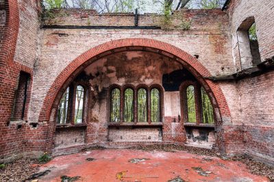 Ein sehr altes Gebäude mit vielen Fenstern