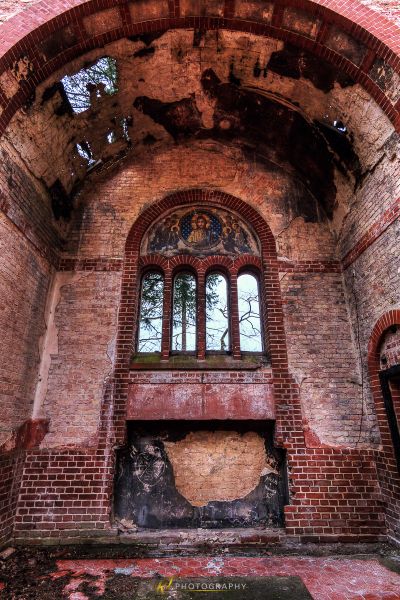 Ein sehr altes Gebäude mit einem sehr alten Fenster