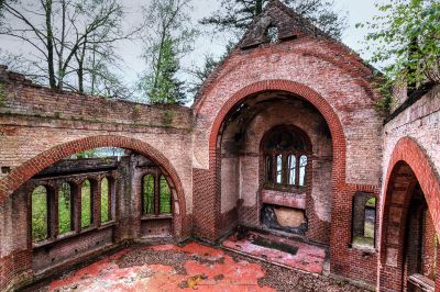 Ein sehr altes Gebäude mit vielen Fenstern