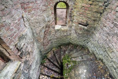 Ein sehr altes Gebäude mit Fenster