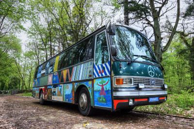 Ein Bus mit vielen Aufklebern darauf