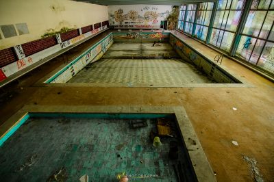 Ein schmutziges, herunterlaufendes Gebäude mit vielen Fenstern