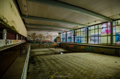 Ein Raum mit viel Graffiti an den Wänden