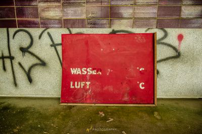 Eine rote Tür mit Graffiti darauf