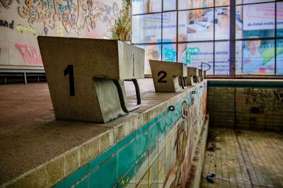 Eine Betonbank mit einer Nummer darauf