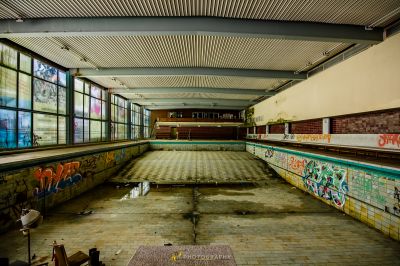 Ein Raum mit Graffiti an den Wänden und einem großen Fenster