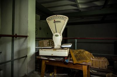 Eine gebrochene Skala auf einem Tisch in einem Raum