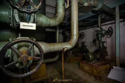 Ein großes Rohr in einem Gebäude mit einem Schild darauf