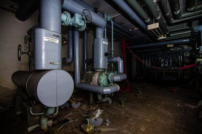 Ein Raum mit Rohren und einer großen Maschine