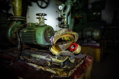 Eine Maschine, die auf einem Tisch sitzt