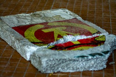 Ein Stück Papier mit einem Bild eines Mannes darauf