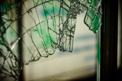 Ein zerbrochenes Fenster mit einem zerbrochenen Glas