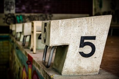 Ein Betonblock mit einer Zahl 5 darauf