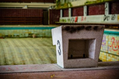 Ein Backsteinofen, der auf einer Backsteinmauer sitzt