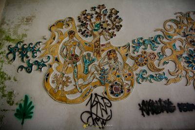 Eine Wand mit einem Blumenstrauß darauf