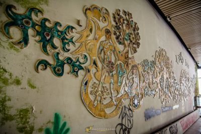 Eine Wand mit Graffiti darauf