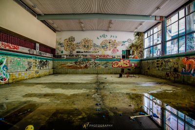 Ein Raum mit Graffiti an den Wänden und ein Mann, der in der Mitte steht