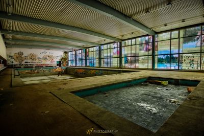 Ein Pool in einem Gebäude mit Graffiti an den Wänden