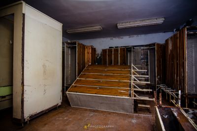 Ein Zimmer mit Kühlschrank und Kühlschrank